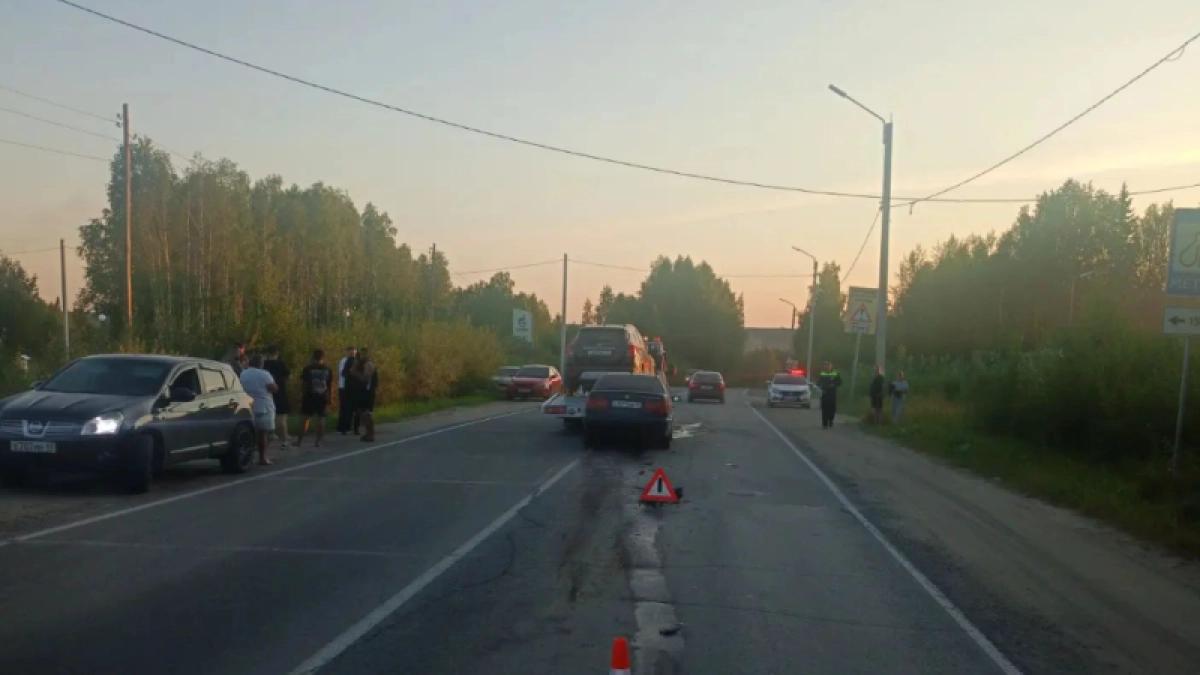 Иномарка протаранила грузовик под Ухтой из-за несоблюдения дистанции