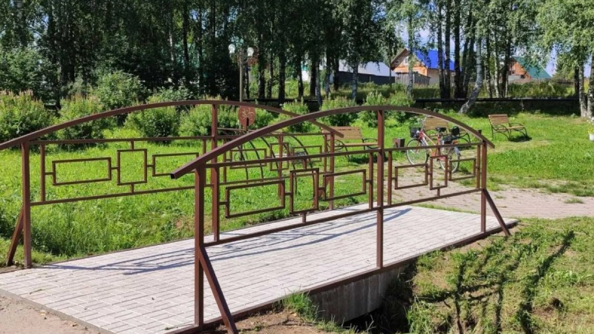 Резиновую плитку и мостик установили на новой детской площадке в Коми