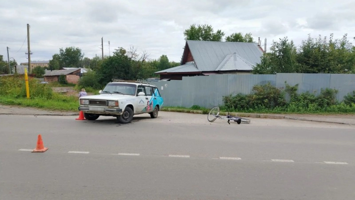 В Ухте водитель "ВАЗ 2104" сбил пожилого велосипедиста на тротуаре
