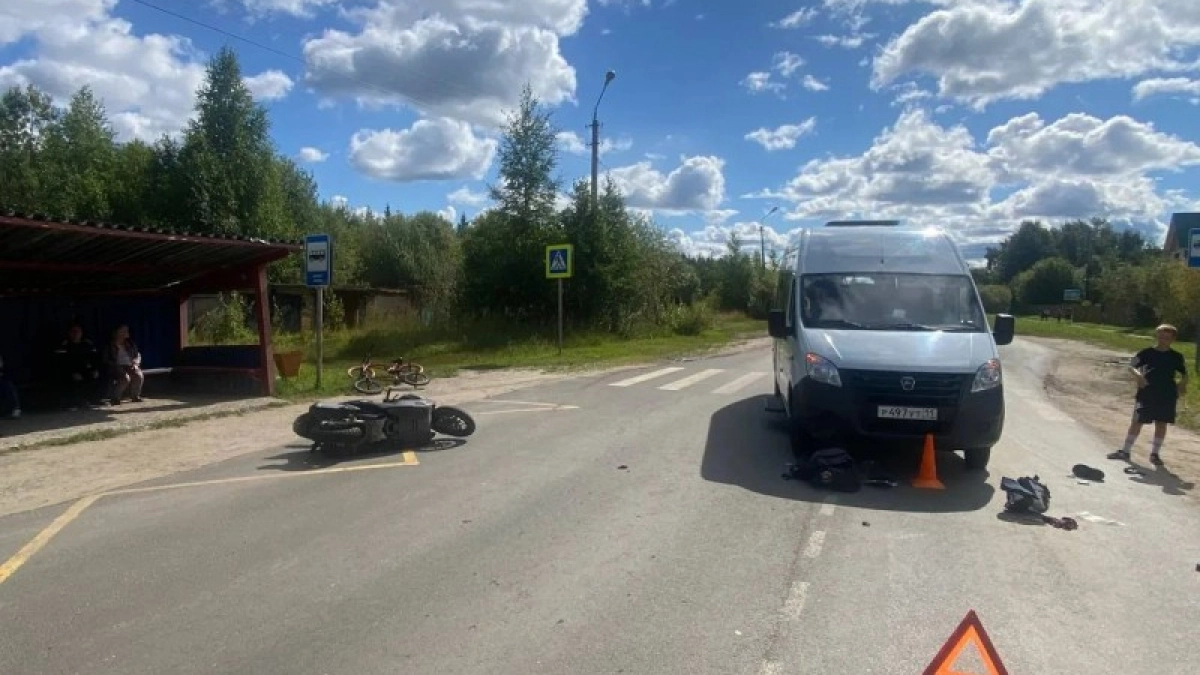 В Коми водитель микроавтобуса с 19 штрафами сбил мужчину на скутере: пострадавший в коме