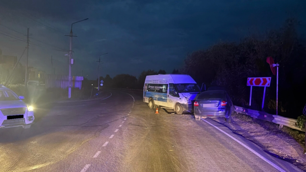 Водитель "Лады" протаранил микроавтобус на выезде из Ухты