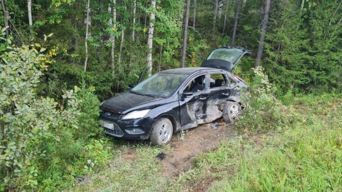 На трассе Сыктывкар - Ухта водитель ВАЗа отправил в кювет иномарку