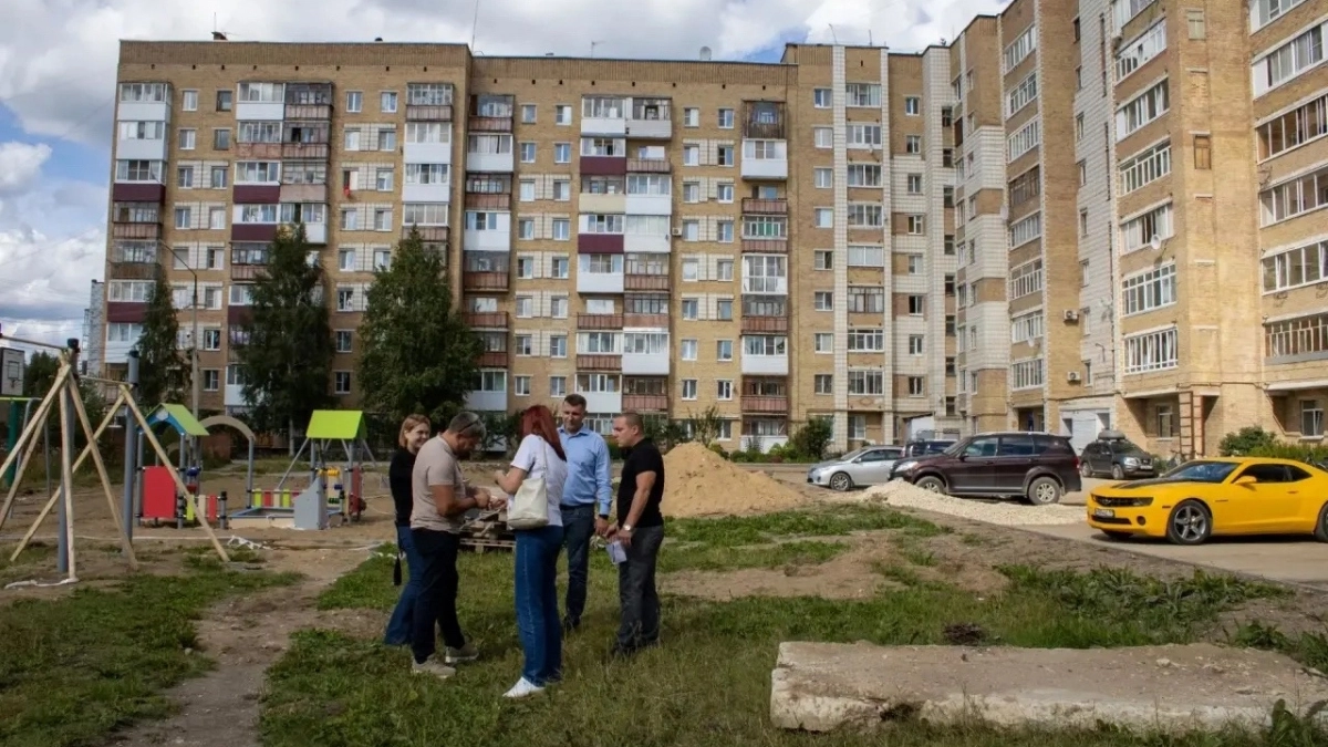 В Ухте проверили ход благоустройства двора на проспекте Ленина