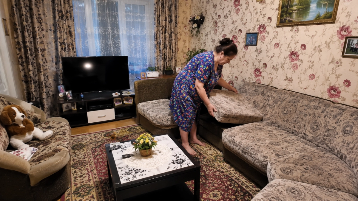 Угловые диваны уже не в фаворе: в 2026 гостиные собирают совсем иначе — комната больше не выглядит заставленной