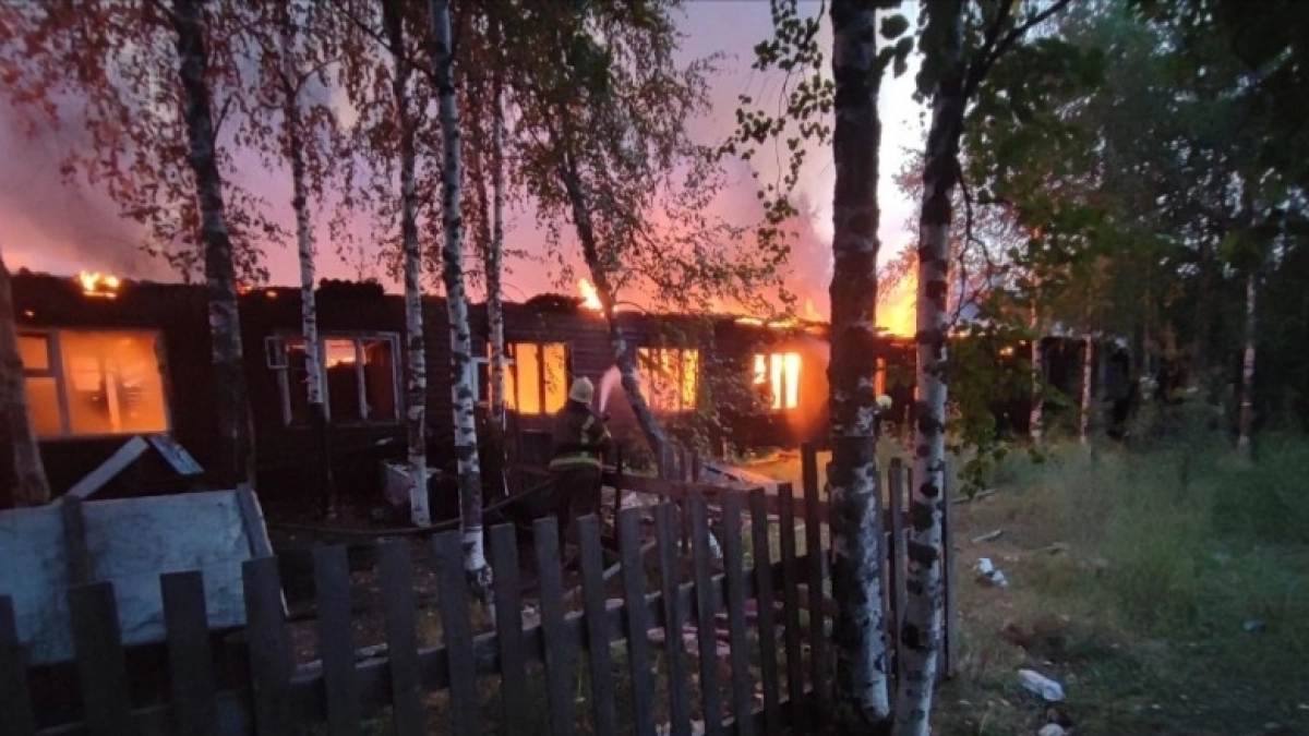 В Коми ликвидировали крупное возгорание заброшенного здания