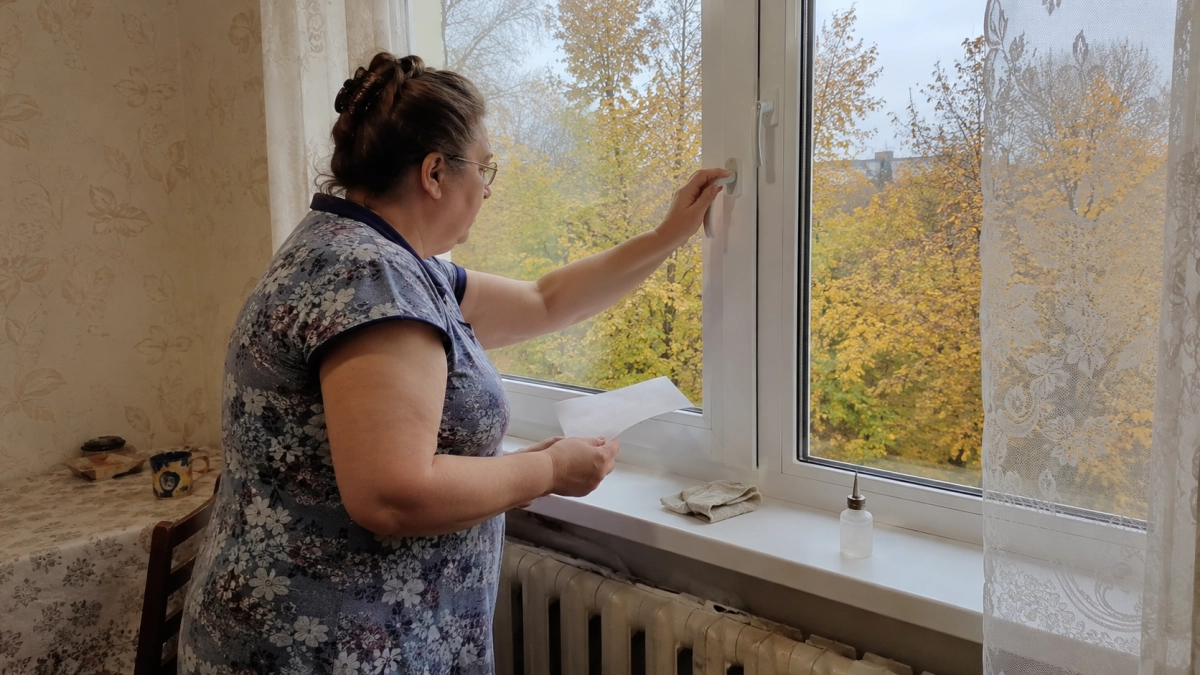 Окна не заклеиваю, обогреватель не включаю: подсмотрела у северян способ сохранить тепло без лишних трат