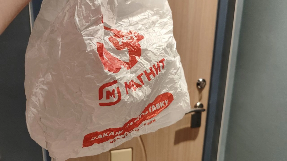 Пакеты из «Магнита» теперь использую не для мусора: надеваю на швабру — и уборка идёт совсем иначе