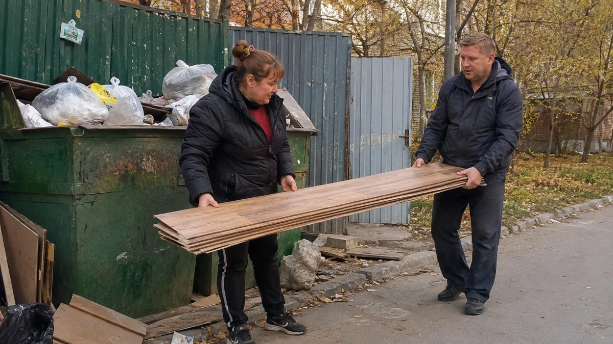 Куски ламината после ремонта собираю, а не выбрасываю: один вечер — и на стене появляется полезная вещь для дома