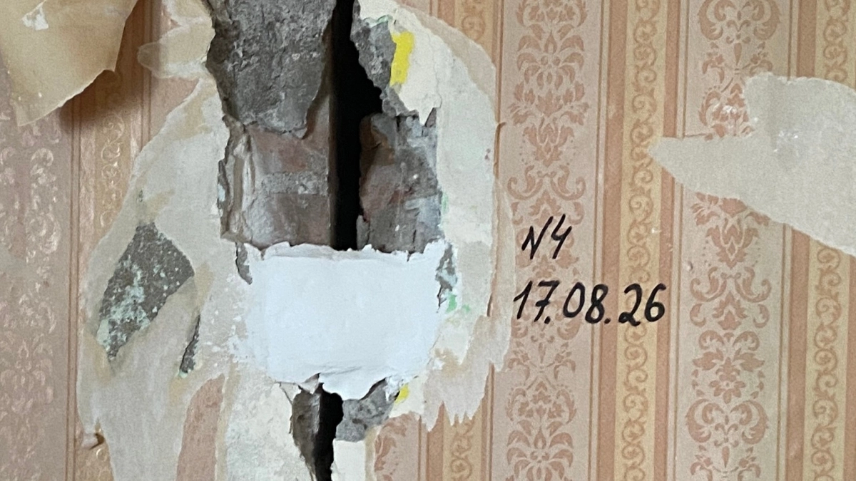 В Коми проверят дом с крупной трещиной после установки “маячков”