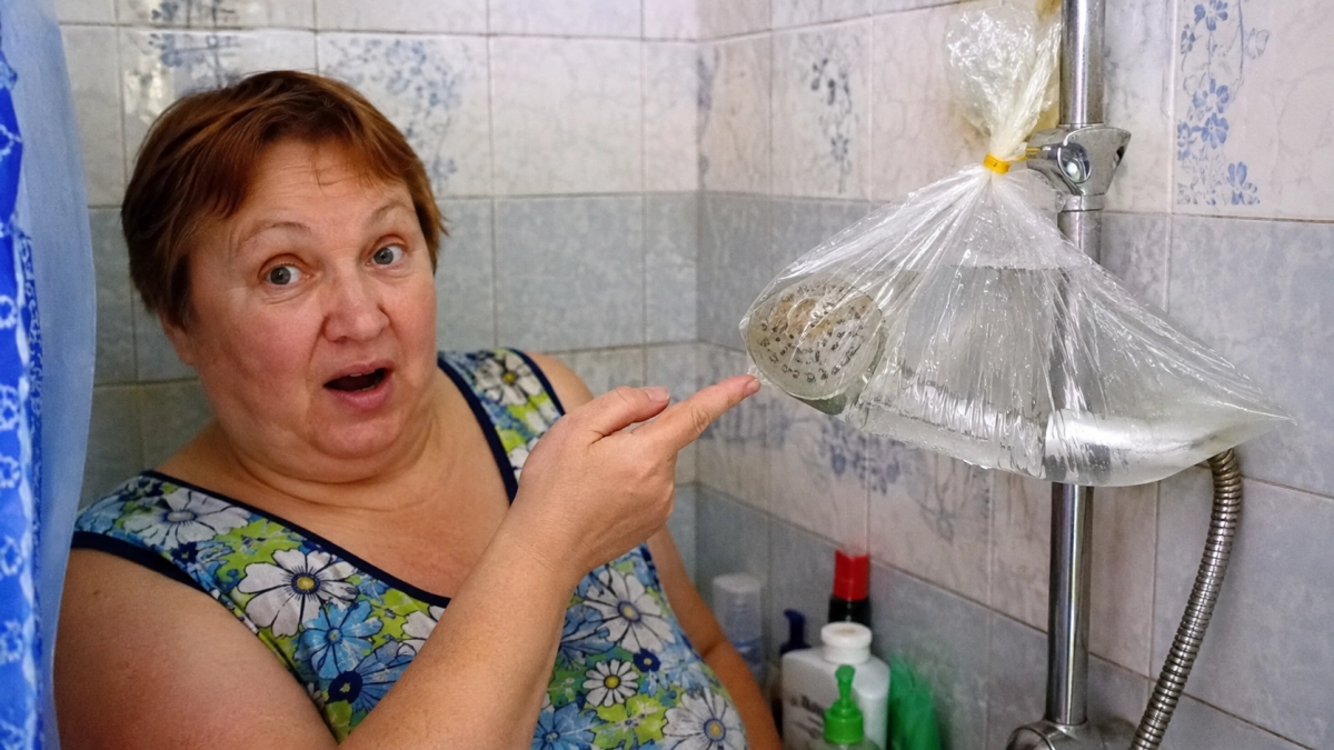 1 ложку в пакет — и туда душевую лейку на ночь: утром белый налёт размокает, а отверстия снова дышат как новые