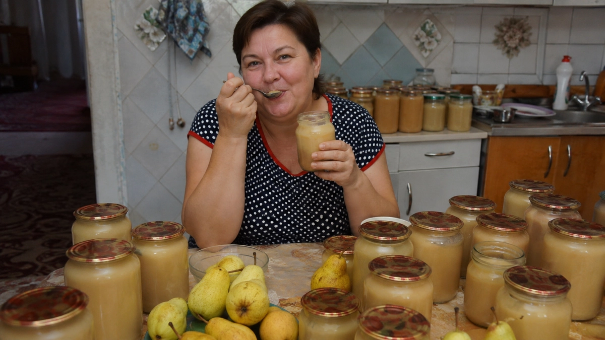 1 банку сгущёнки вливаю в кастрюлю с грушами — и обычное пюре становится бархатным кремом: к блинам улетает на раз-два