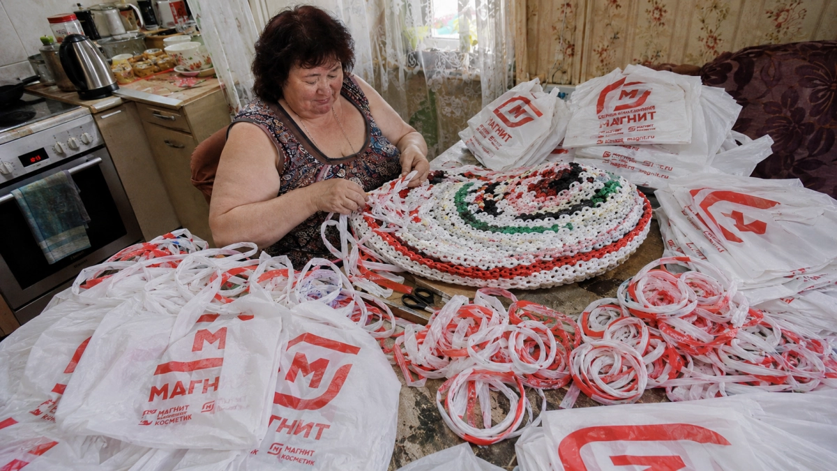 Как связать коврик из "мусора": пакеты из Магнита не выбрасываю, нарезаю и вяжу коврик для дачи, которому дождь нипочём