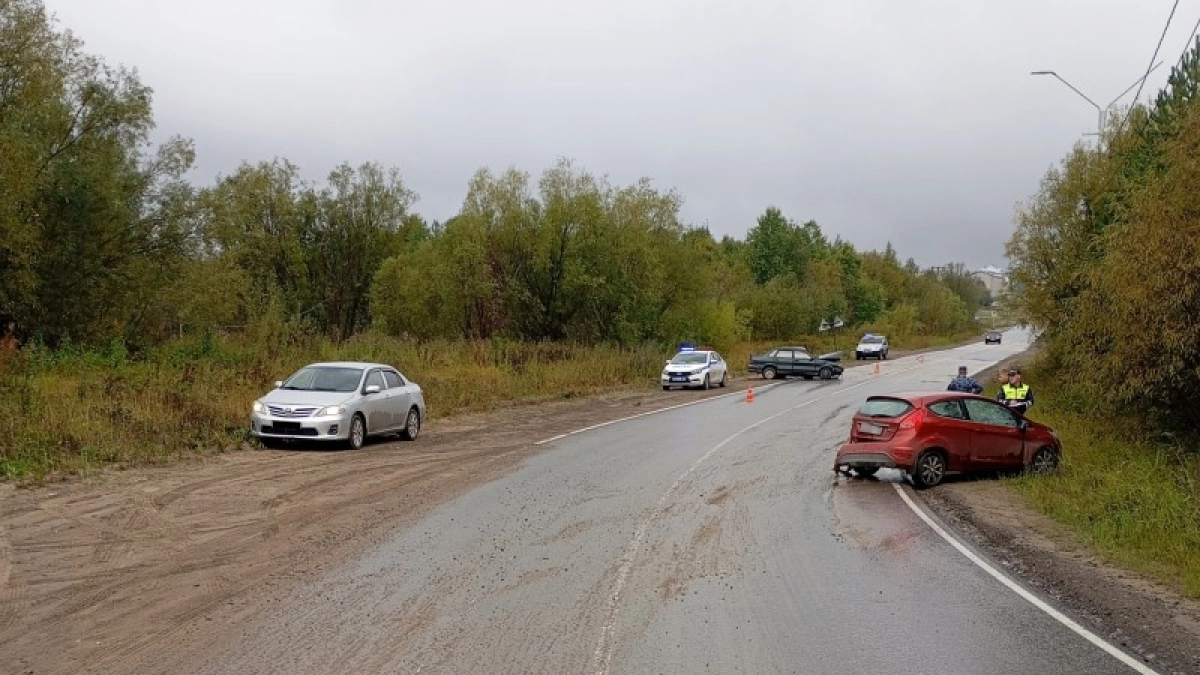 В Коми Nissan протаранил два автомобиля на встречной полосе