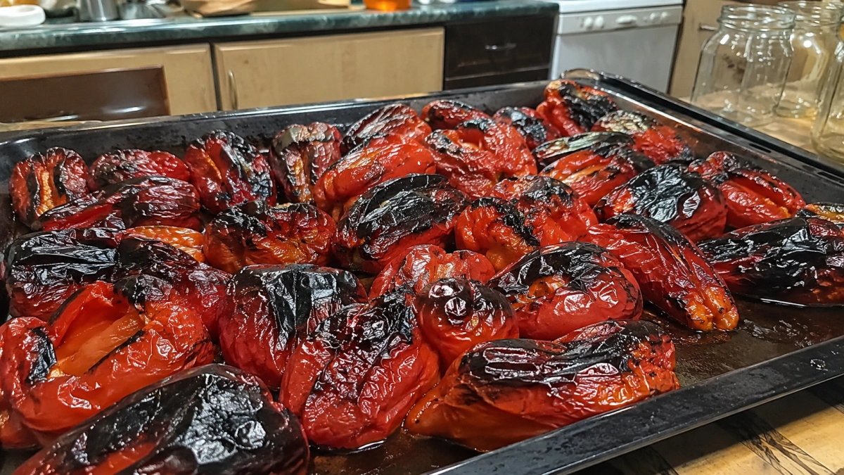 Перцы запекаю до черноты и пробиваю с овощами: получается болгарская «лютеница» — с хлебом улетает на ура
