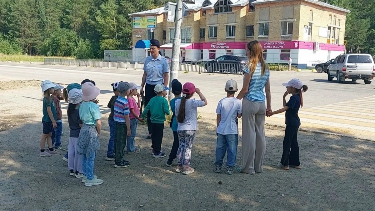 В Ухте будущим первоклассникам провели урок дорожной безопасности прямо на улице