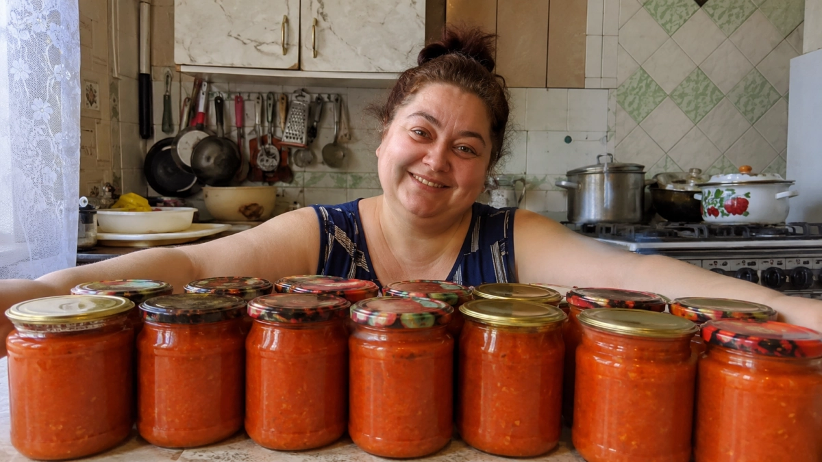 Красные перцы запекаю, очищаю и долго увариваю: получается балканский «айвар» — между икрой и густым соусом