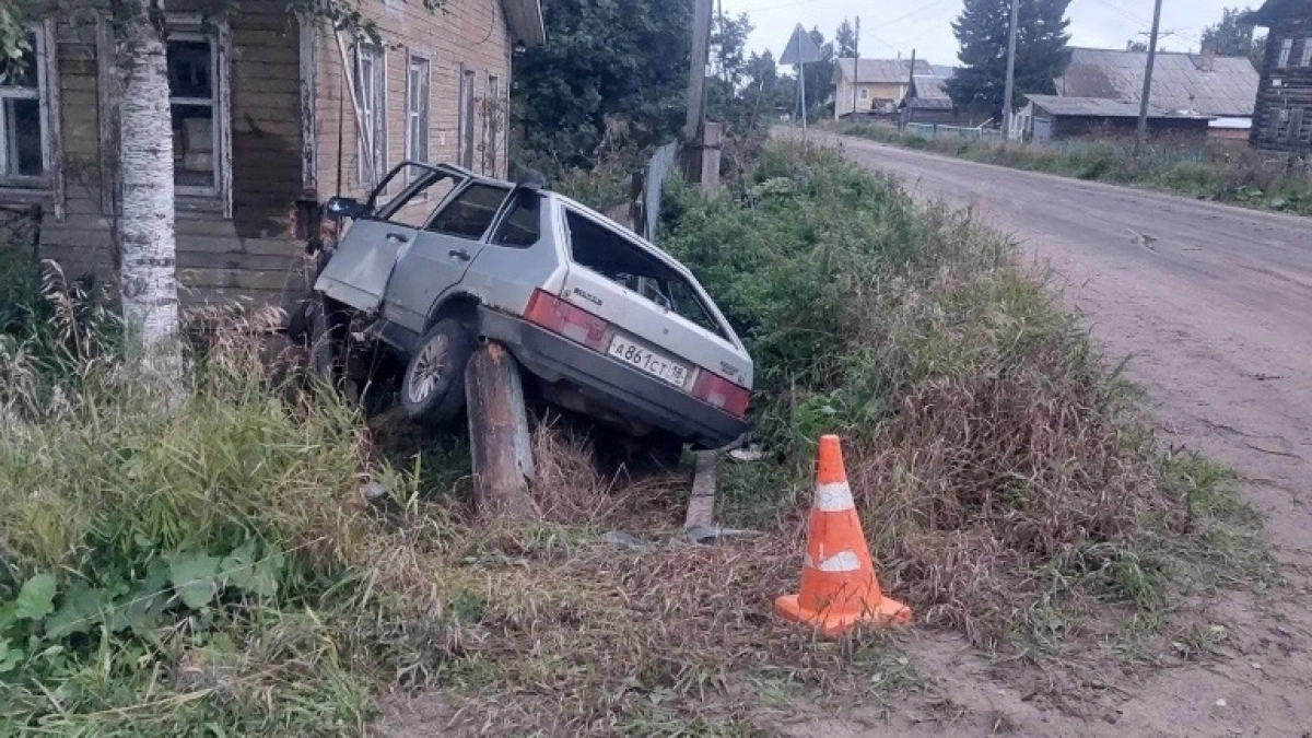 В Коми водитель потерял управление и протаранил жилой дом