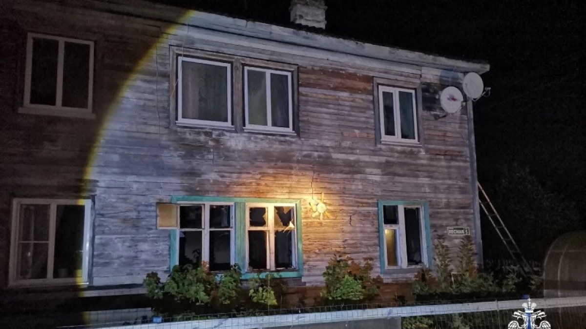 Пожарные спасли 4 человек из горящей квартиры в Коми