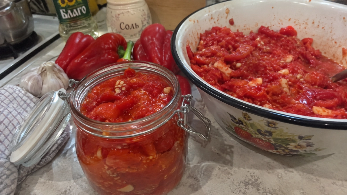 Каждый год снимаю урожай перцев и закрываю яркий сладко-острый соус: вкус пикантный — идеально и к рыбе, и к мясу