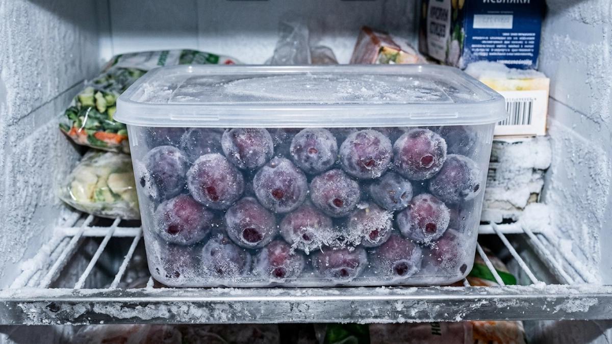 Скупаю дешёвые сливы и замораживаю мешками — не на пироги и компоты, делаю изысканную закуску