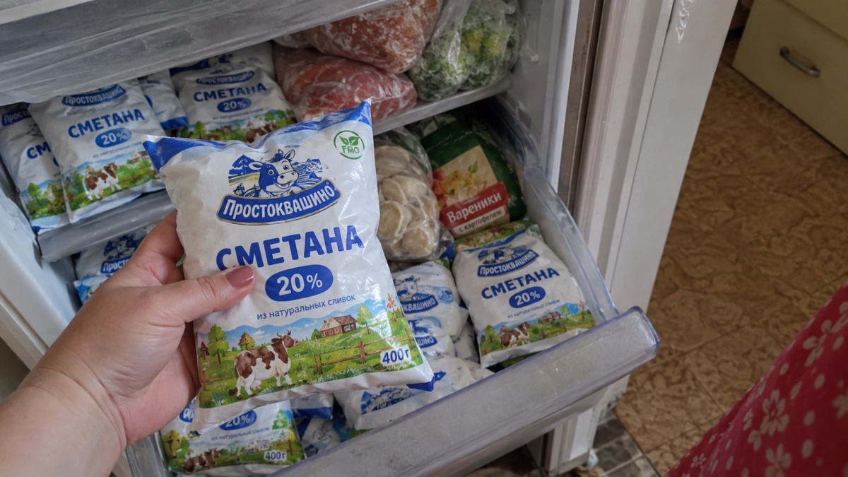 Банку сметаны прячу в морозилку до утра: получается сливочный «бархат» — 5 минут с зеленью, и завтрак уже как в ресторане
