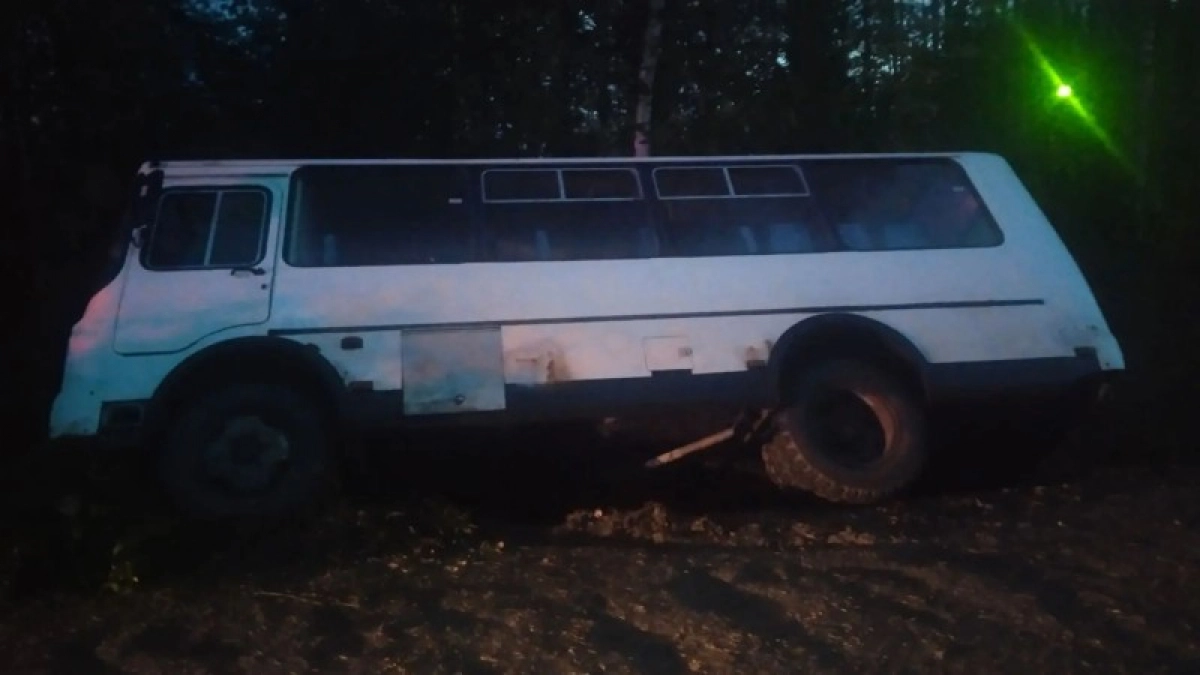 В Коми рейсовый автобус с пассажирами опрокинулся в кювет