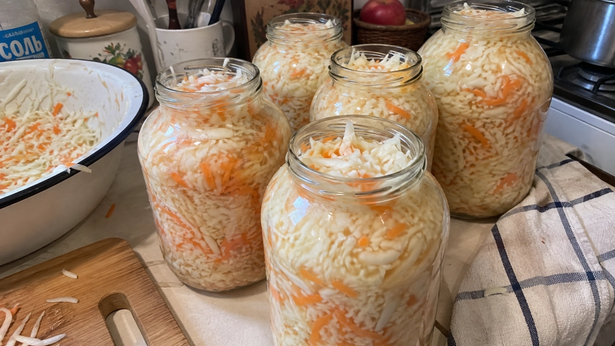 Старинный русский рецепт квашеной капусты: получается сочной и хрустящей — рассол прозрачный как слеза