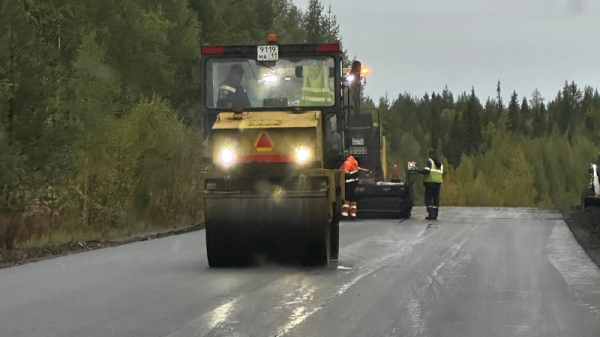 Дорожники завершают ремонт трассы Ухта — Вуктыл: осталось привести в порядок 3,5 километра