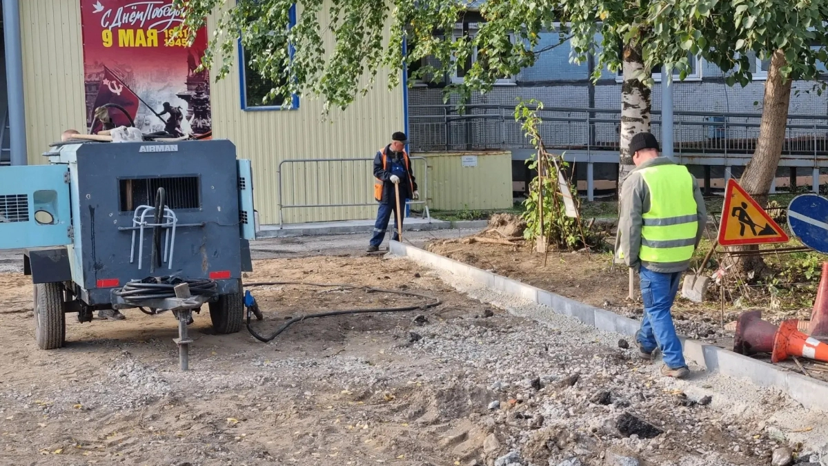 В Ухте расширили дорогу и парковку у поликлиники №2 и глазного центра