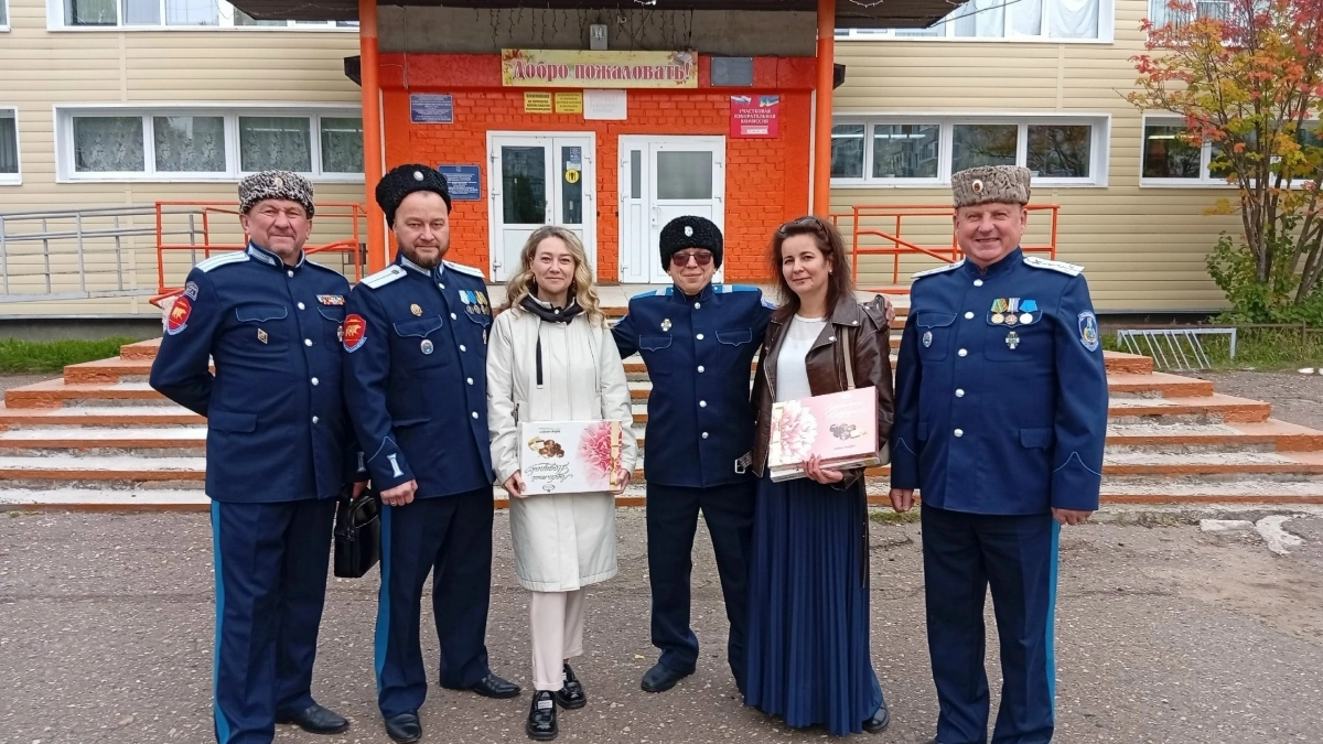 В Коми казаки пришли на избирательный участок в парадной форме