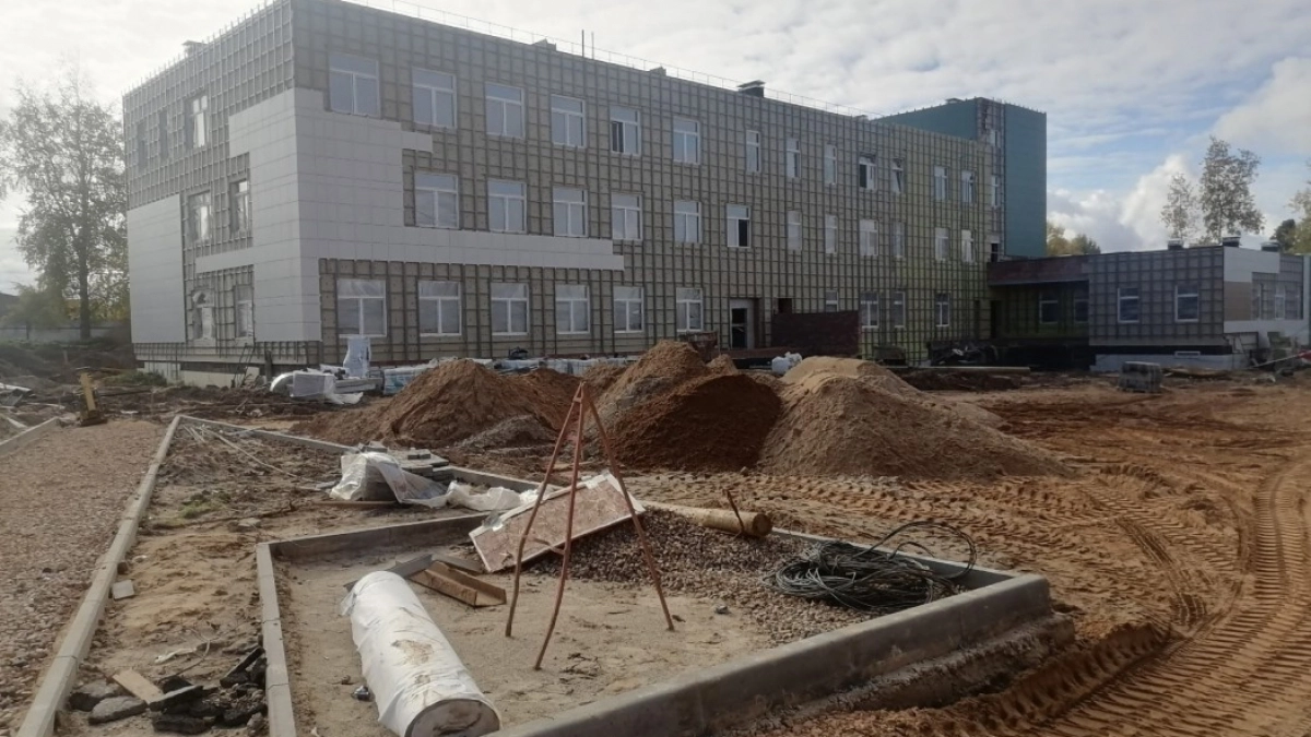 В Коми инспекторы проверили стройку новой поликлиники