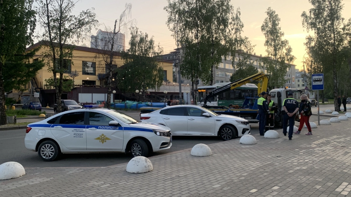 Грузовик Shacman опрокинулся на объездной дороге в Коми
