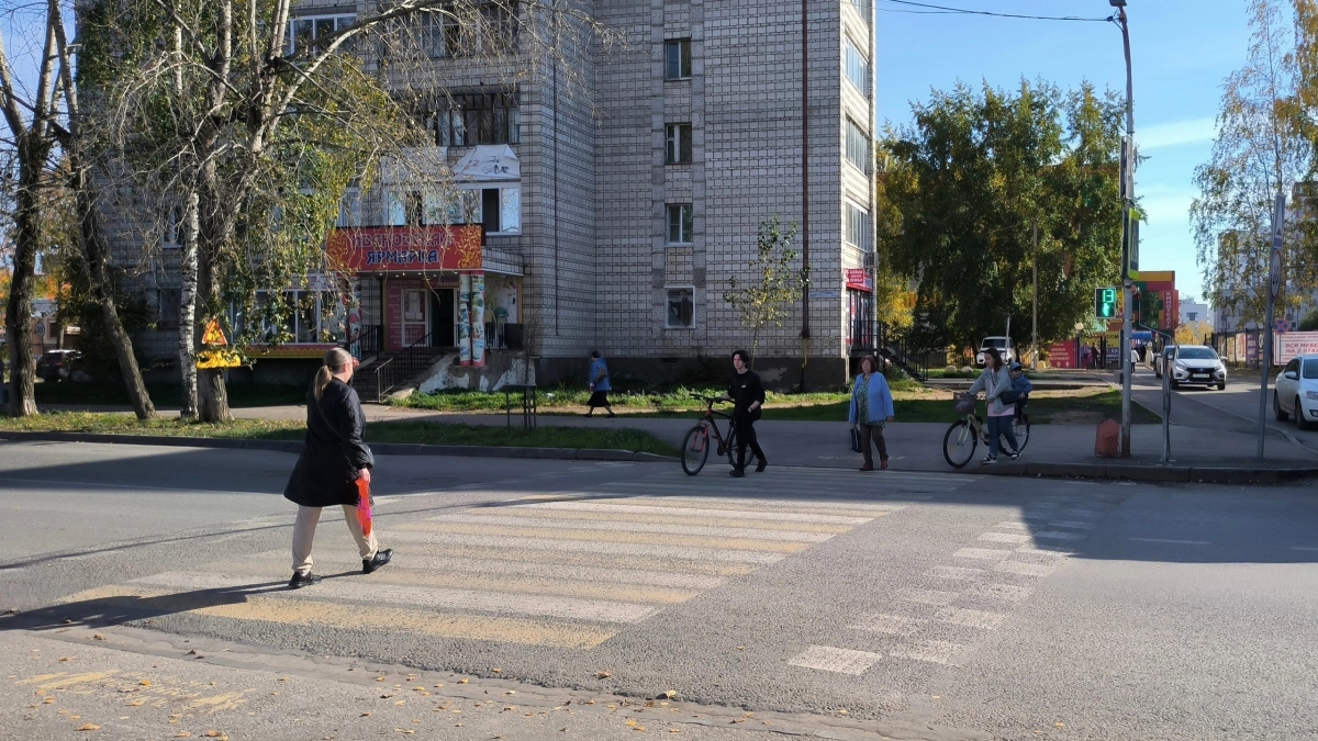 Новый светофор с кнопкой начал работать на оживленном участке в столице Коми