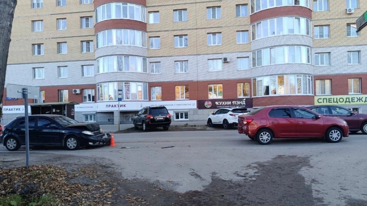 В Коми несоблюдение дистанции привело к столкновению “Рено” и “Шевроле”