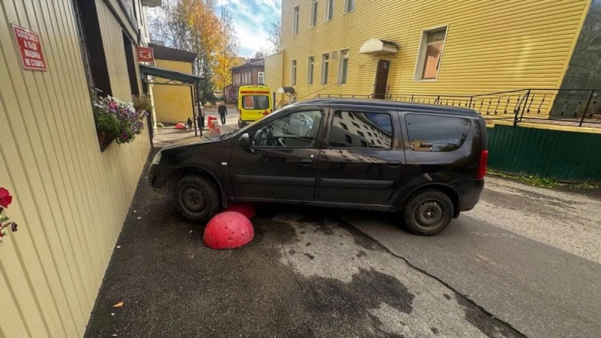 Житель Коми не поставил машину на ручник и попал под колёса авто