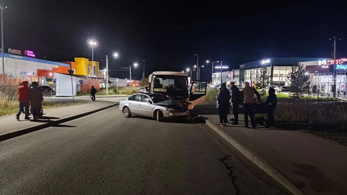 В Коми водитель автобуса врезался в Passat и впал в кому