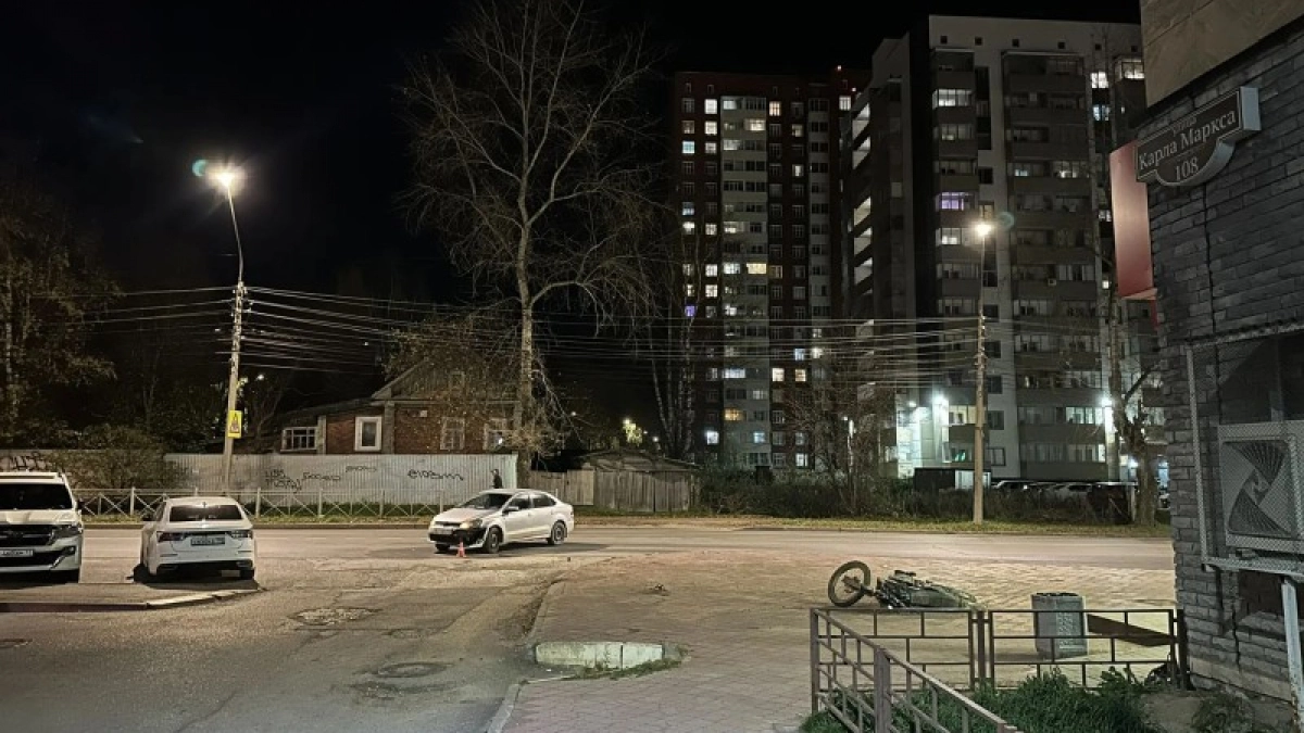 В Коми 15-летний мотоциклист без прав попал в больницу после столкновения с Volkswagen Polo