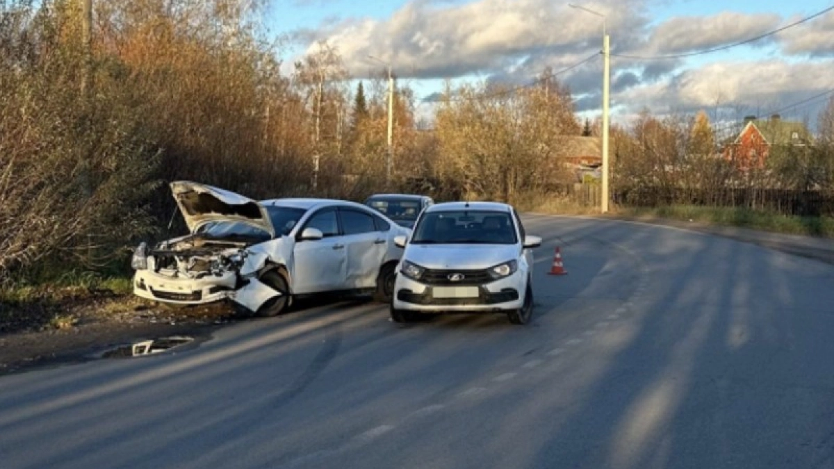 Водитель Lada в Коми выехал на встречку и врезался в Nissan