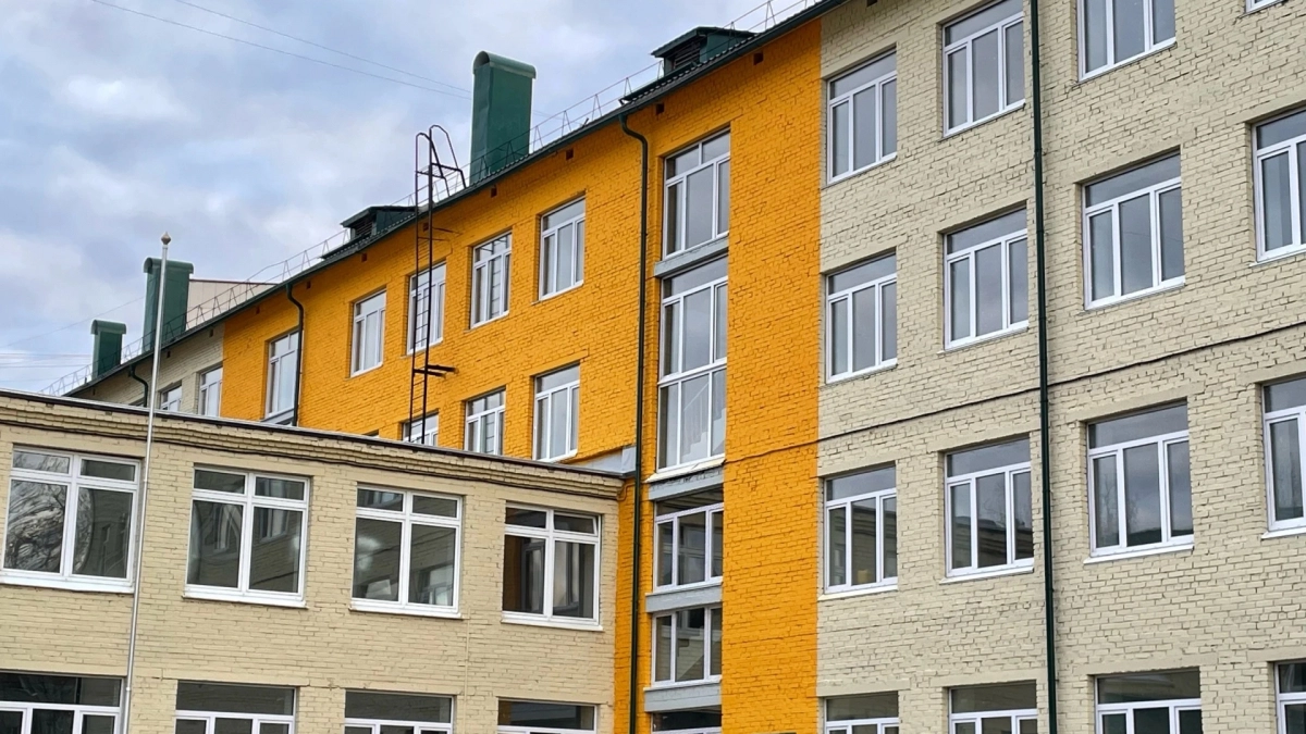 В ухтинской школе покрасили стены на трех этажах