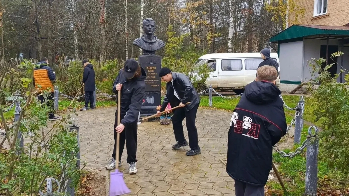 В ухтинском поселке школьники привели в порядок территорию у памятника Юрию Гагарину