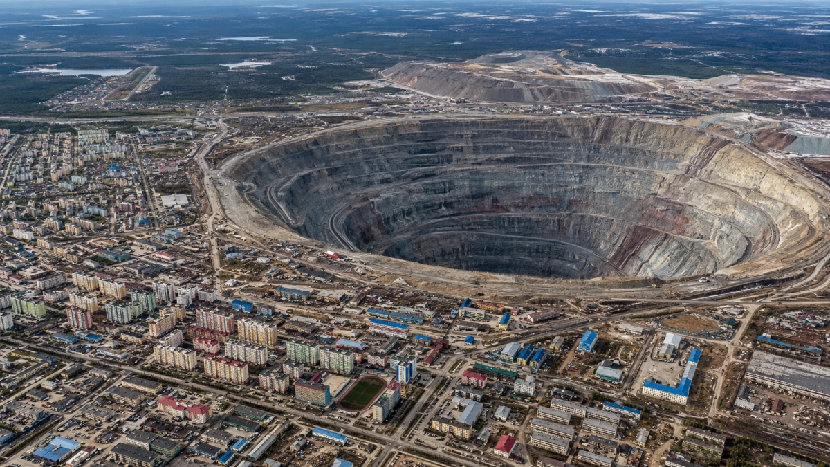 На карте России есть город с огромной дырой посреди домов: как живут люди рядом с гигантской воронкой