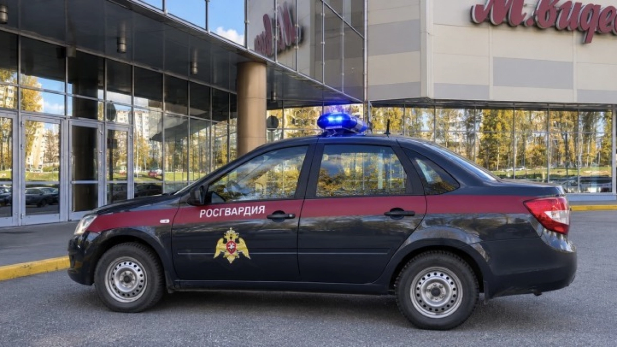 Росгвардия задержала в Коми женщину за кражу элитного алкоголя и продуктов из гипермаркета