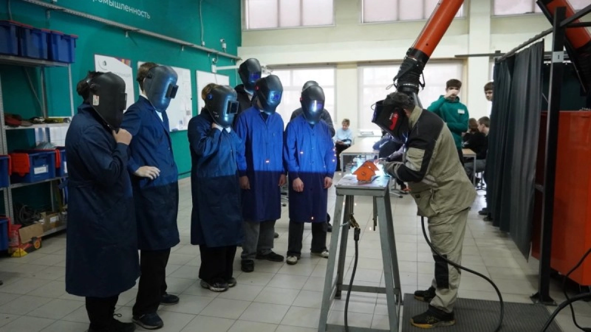 Сотни школьников в Коми сели за руль тракторов и КамАЗов в техникумах
