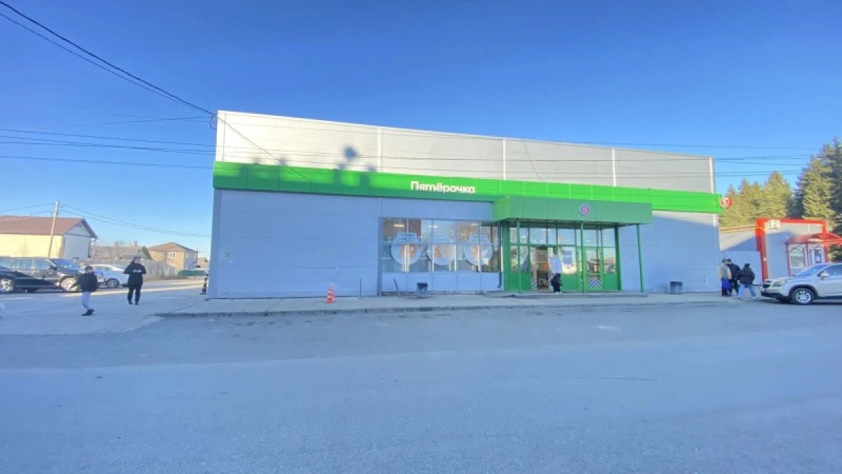 В Коми водитель внедорожника сбил двух девочек на тротуаре и врезался в магазин