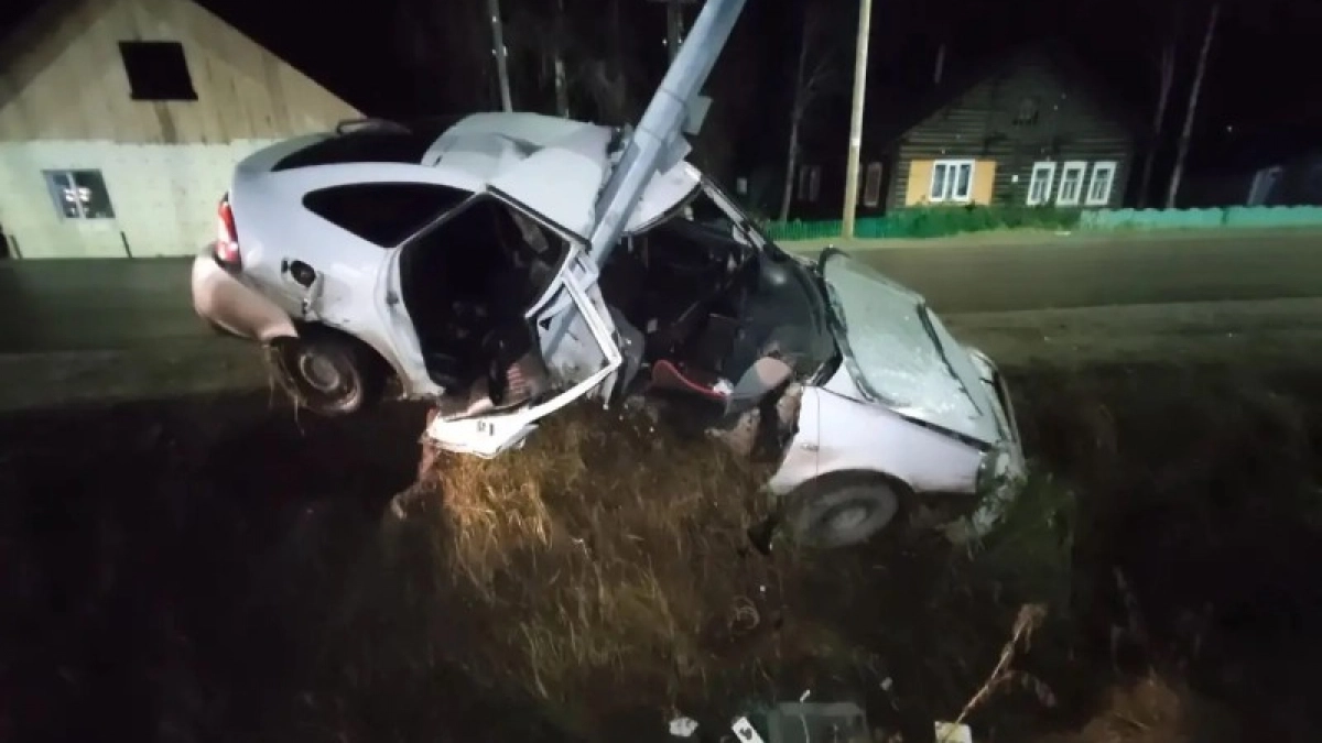 Водитель Lada Priora врезался в опору ЛЭП в Коми 