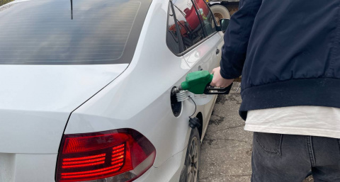 Полный бак заправят бесплатно: автолюбителей ждет неожиданное изменение на АЗС 