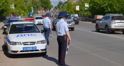 Автоюрист раскрыл, какие 3 документа никогда не надо показывать инспектору ГАИ