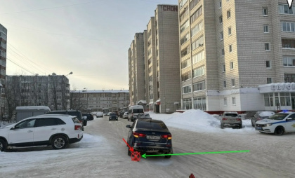 В Ухте водитель иномарки при движении задним ходом сбил женщину