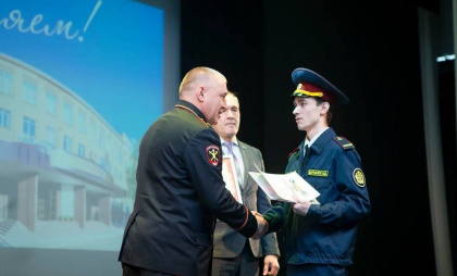 Глава МВД по Коми вручил дипломы выпускникам Ухтинского университета