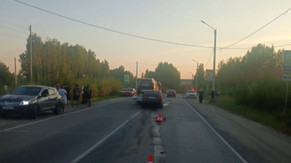 Иномарка протаранила грузовик под Ухтой из-за несоблюдения дистанции